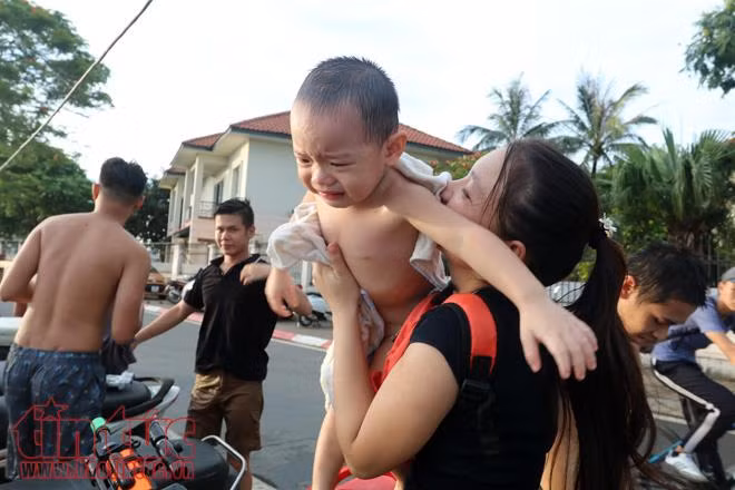 Bể bơi, hồ nước đông đúc ngày nắng nóng ảnh 15