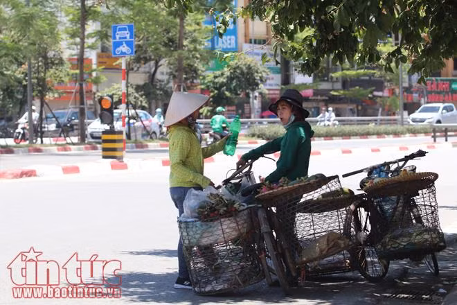 Người dân Hà Nội vật vã trong đợt nắng nóng đỉnh điểm ảnh 10