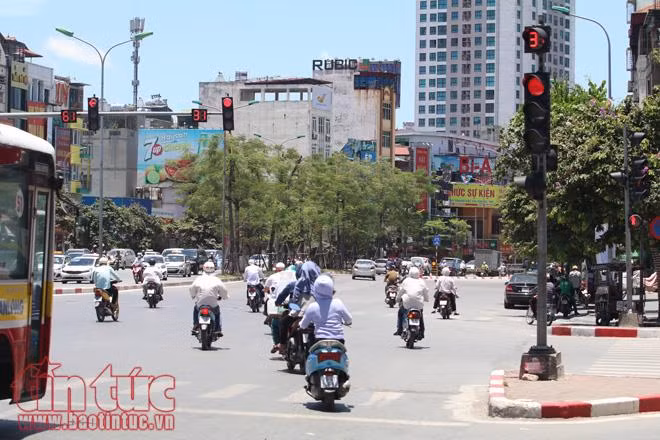 Người dân Hà Nội vật vã trong đợt nắng nóng đỉnh điểm ảnh 5