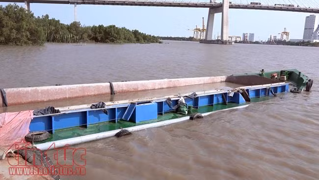 Trục vớt thành công sà lan bị chìm trên sông Sài Gòn ảnh 2