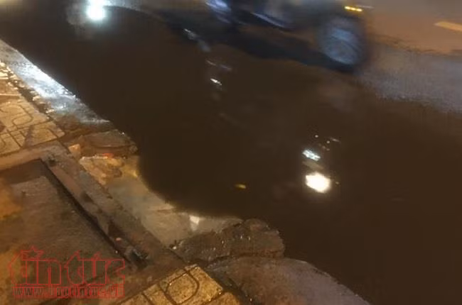 Rác che miệng cống thoát nước gây ngập tại TP Hồ Chí Minh ảnh 5