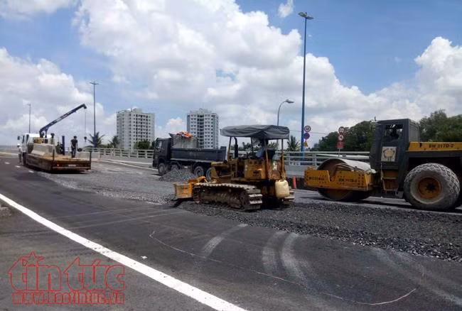 Sửa chữa vết nứt lún, trồi nhựa mặt đường cầu Mỹ Thủy sau khi thông xe 2 ngày ảnh 1