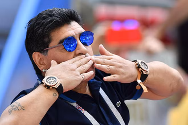 WORLD CUP 2018: Maradona trao bạn gái nụ hôn kiểu Pháp trên khán đài ngày Argentina bị loại ảnh 2