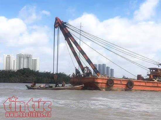 Tích cực tìm kiếm 2 người mất tích sau vụ chìm xà lan trên sông Sài Gòn ảnh 2