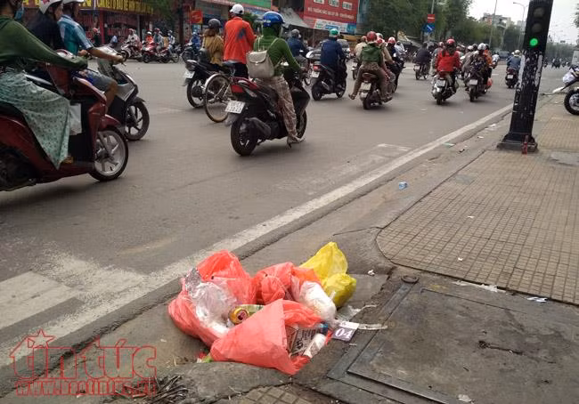 Rác che miệng cống thoát nước gây ngập tại TP Hồ Chí Minh ảnh 2