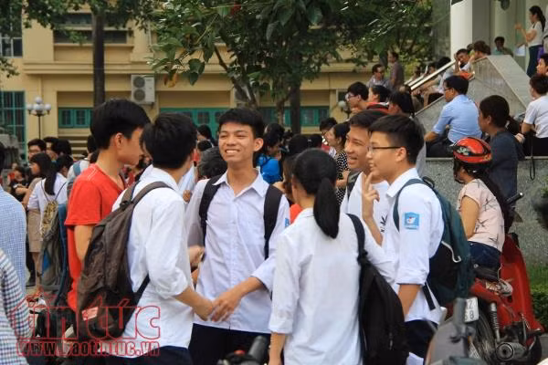 Phụ huynh vất vả cùng các thi sinh thi vào trường chuyên hot nhất Hà Nội ảnh 10