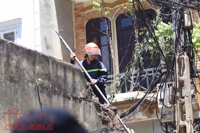 Người dân Hà Nội vật vã trong đợt nắng nóng đỉnh điểm ảnh 17