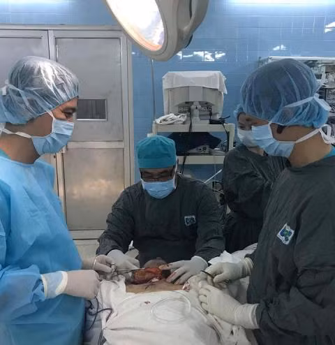 Phẫu thuật cho người phụ nữ có khối bướu âm hộ nặng 3 kg ảnh 1