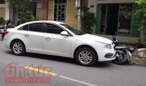 Tài xế đâm trọng thương, đấm đá túi bụi phóng viên đang tác nghiệp ảnh 1