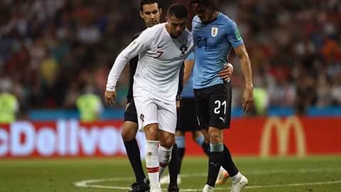 Ronaldo dìu Cavani rời sân là khoảnh khắc đẹp nhất World Cup 2018 ảnh 2