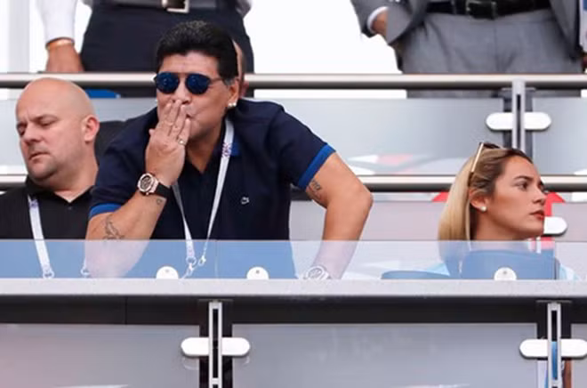 WORLD CUP 2018: Maradona trao bạn gái nụ hôn kiểu Pháp trên khán đài ngày Argentina bị loại ảnh 8