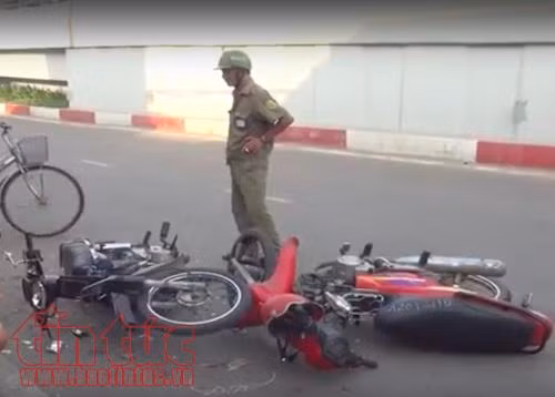 Hai thanh niên trộm chó, tông kinh hoàng vào xe người khác ảnh 1