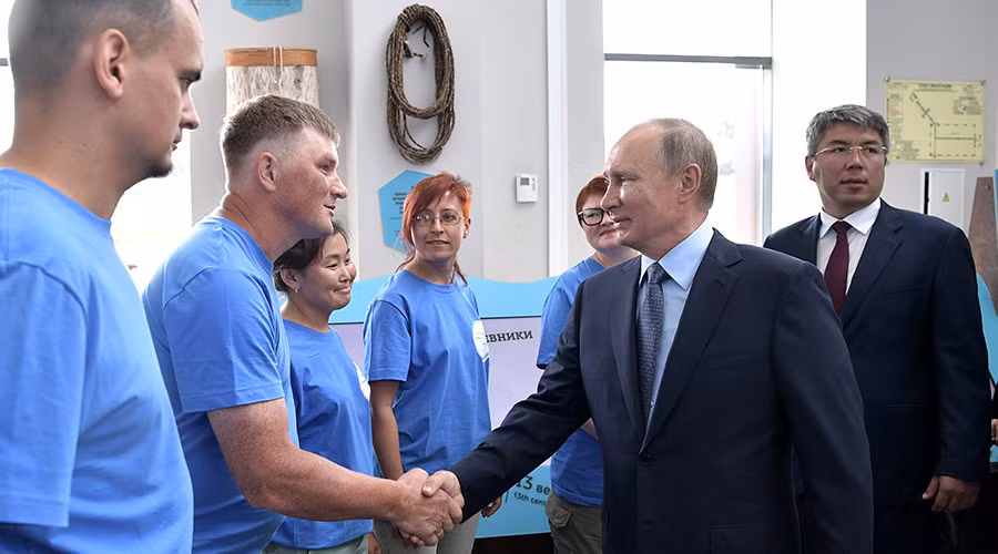 Lần đầu tiên ông Putin hé lộ với công chúng dấu hiệu tranh cử Tổng thống năm 2018 ảnh 1