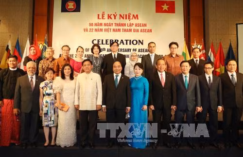 Thủ tướng dự kỷ niệm 50 năm ngày thành lập ASEAN và 22 năm Việt Nam tham gia ASEAN ảnh 1