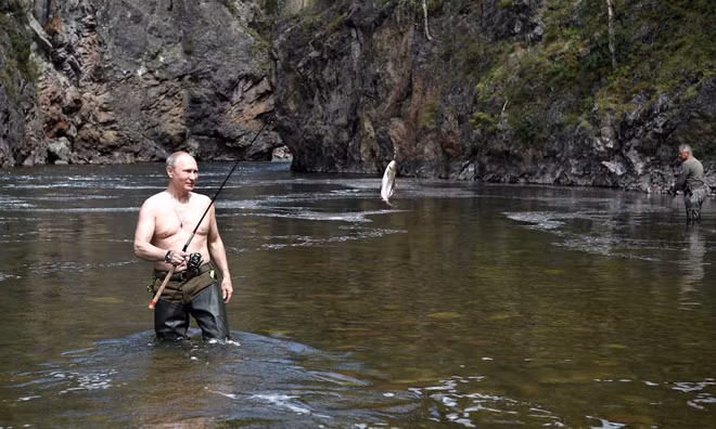 Tổng thống Putin cởi trần, tắm nắng ở Siberia ảnh 3