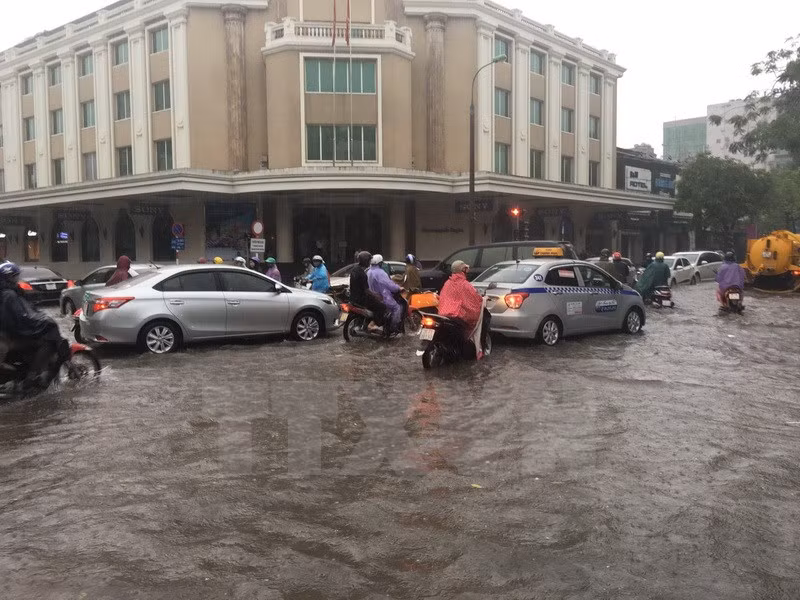 Cảnh báo mưa to, gió giật mạnh tại Hà Nội ảnh 1