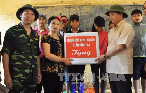 Bộ trưởng Tài nguyên và Môi trường thăm người dân vùng lũ Mù Cang Chải ảnh 1