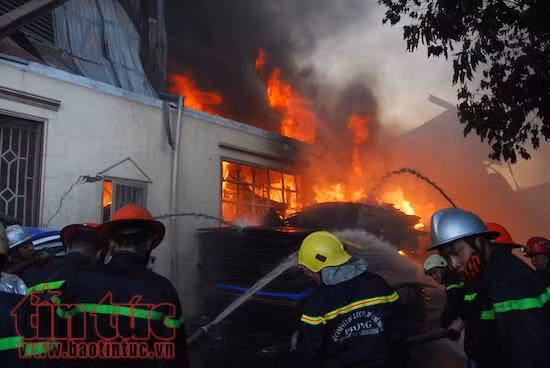 Phó Chủ tịch UBND TP Hồ Chí Minh trực tiếp đến hiện trường chỉ đạo khắc phục vụ cháy ảnh 7