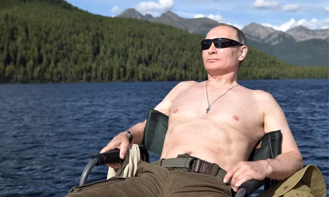 Tổng thống Putin cởi trần, tắm nắng ở Siberia ảnh 1
