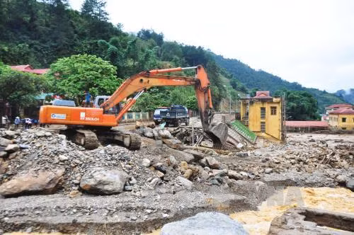 Khẩn trương huy động lực lượng, phương tiện khắc phục hậu quả mưa lũ ảnh 2
