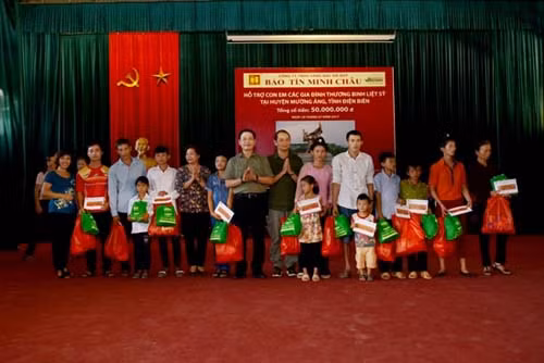 100 suất quà cho gia đình chính sách Điện Biên ảnh 1