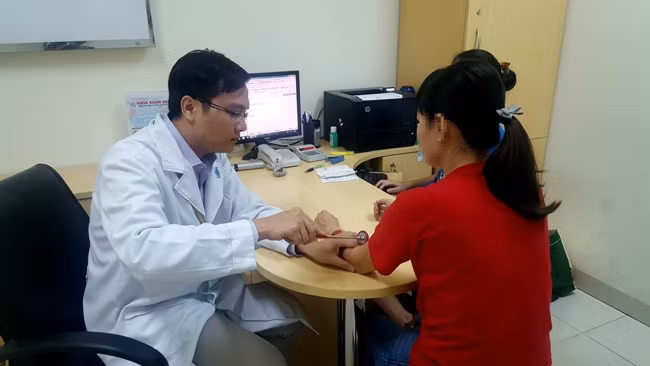 Bị chứng đau nửa mặt kịch phát lại đi nhổ cả hàm răng ảnh 1
