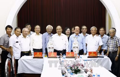Thủ tướng Nguyễn Xuân Phúc: Văn nghệ sỹ Việt Nam vẫn một lòng theo Đảng, theo cách mạng ảnh 2