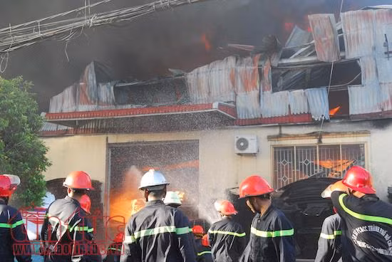 Phó Chủ tịch UBND TP Hồ Chí Minh trực tiếp đến hiện trường chỉ đạo khắc phục vụ cháy ảnh 5