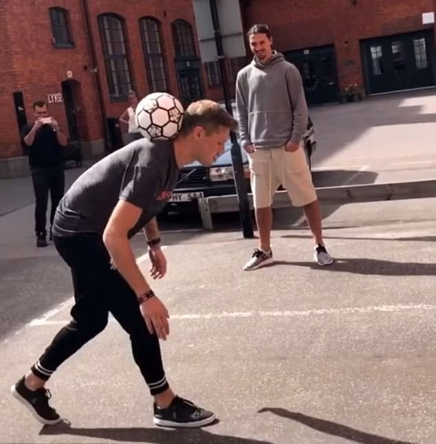 Xem Zlatan Ibrahimovic lần đầu chạm bóng sau chấn thương ảnh 3