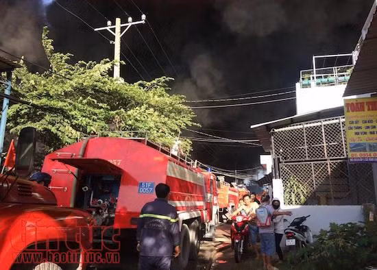 TP Hồ Chí Minh: Cháy lớn ở công ty sản xuất đồ nhựa Tuấn Thông ảnh 5
