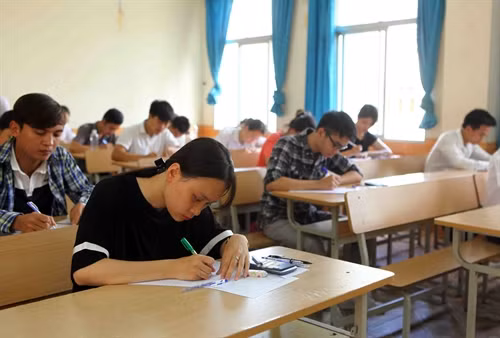 Điểm chuẩn ngành sư phạm thấp kỷ lục: Có nên tính đến việc dừng tuyển sinh một năm? ảnh 1