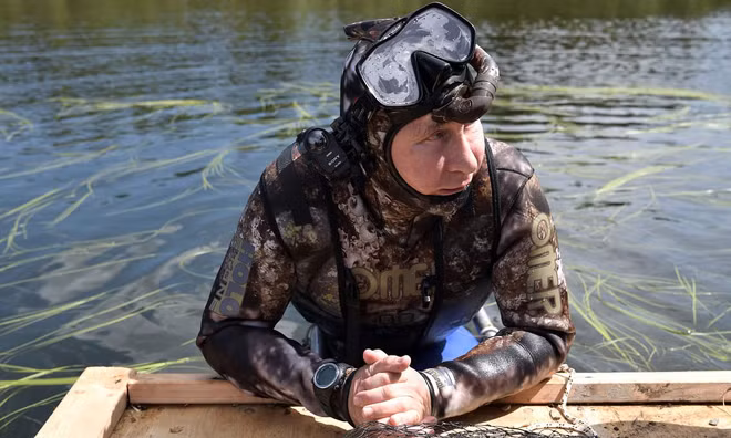 Tổng thống Putin cởi trần, tắm nắng ở Siberia ảnh 5