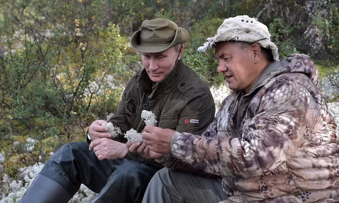 Tổng thống Putin cởi trần, tắm nắng ở Siberia ảnh 7