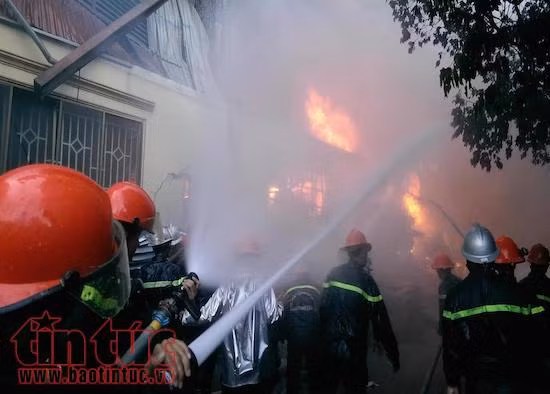 TP Hồ Chí Minh: Cháy lớn ở công ty sản xuất đồ nhựa Tuấn Thông ảnh 1