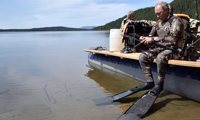 Tổng thống Putin cởi trần, tắm nắng ở Siberia ảnh 4