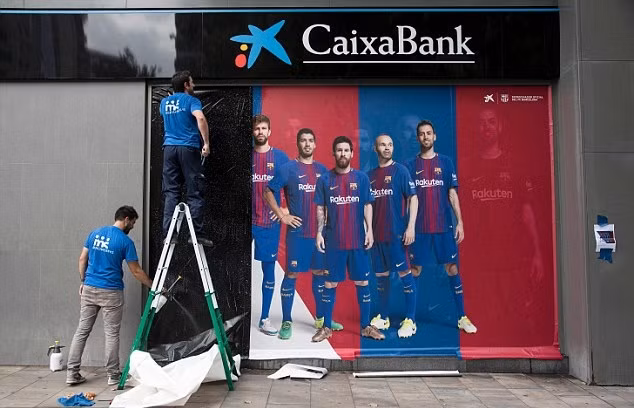 Neymar kiểm tra y tế cho PSG, Barca thay poster sân Camp Nou ảnh 3