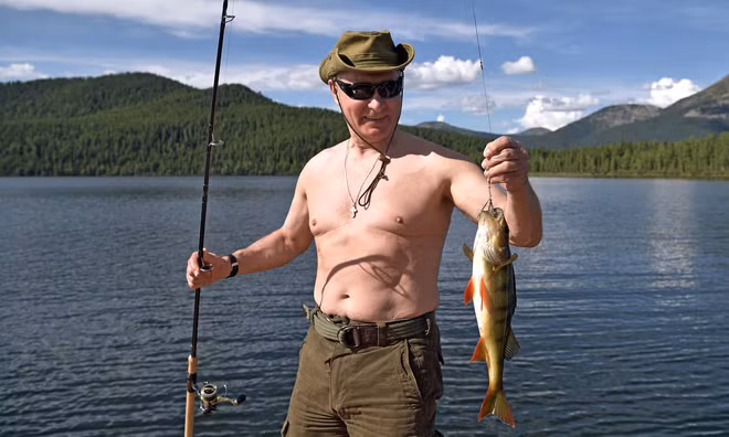 Tổng thống Putin cởi trần, tắm nắng ở Siberia ảnh 6