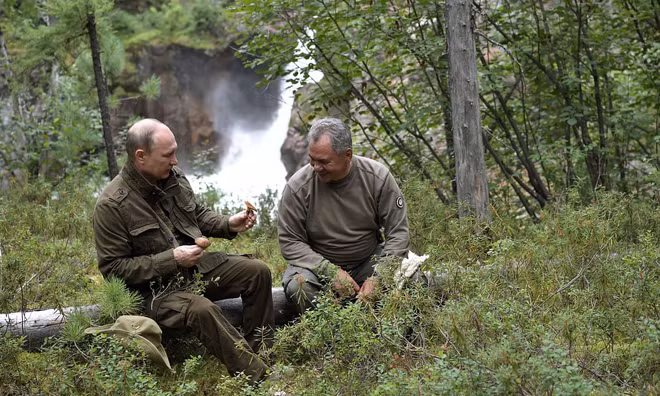 Tổng thống Putin cởi trần, tắm nắng ở Siberia ảnh 2