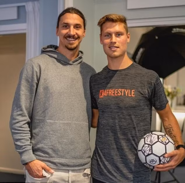 Xem Zlatan Ibrahimovic lần đầu chạm bóng sau chấn thương ảnh 4