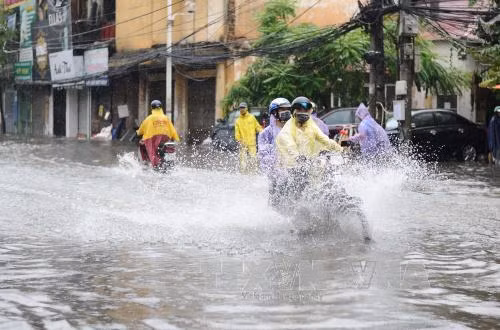 Ngập úng nhiều tuyến phố ở Hà Nội do mưa to buổi chiều ảnh 1