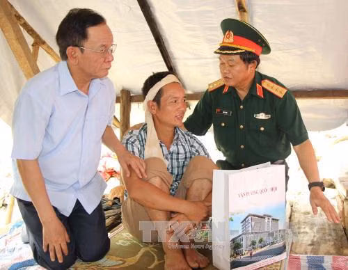 Phó Chủ tịch Quốc hội Đỗ Bá Tỵ thăm hỏi, tặng quà các gia đình bị thiệt hại do mưa lũ ảnh 1