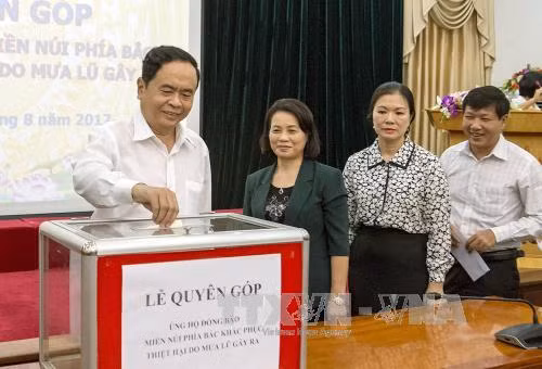 Ủy ban Trung ương MTTQ Việt Nam quyên góp, ủng hộ đồng bào vùng lũ ảnh 1