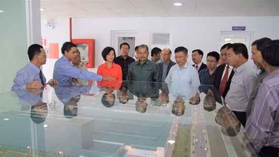 Đoàn đại biểu cấp cao Đảng Nhân dân Cách mạng Lào thăm nhà máy sữa Việt Nam ảnh 2