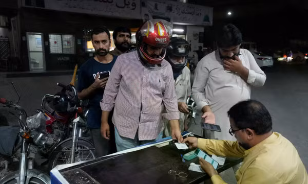 Giá nhiên liệu tăng vì chiến sự, Pakistan trợ giá 10 triệu người nghèo