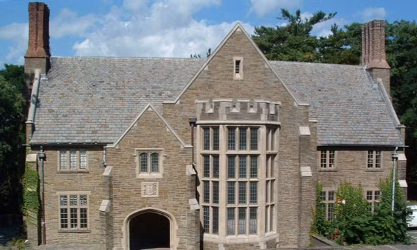 Đại học Cornell cấm tiệc hội nam sinh sau bê bối tình dục