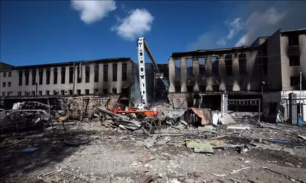 Hiện trường đổ nát tại Kiev, Ukraine, sau các cuộc không kích của Nga ngày 8/9/2026. Ảnh: THX/TTXVN