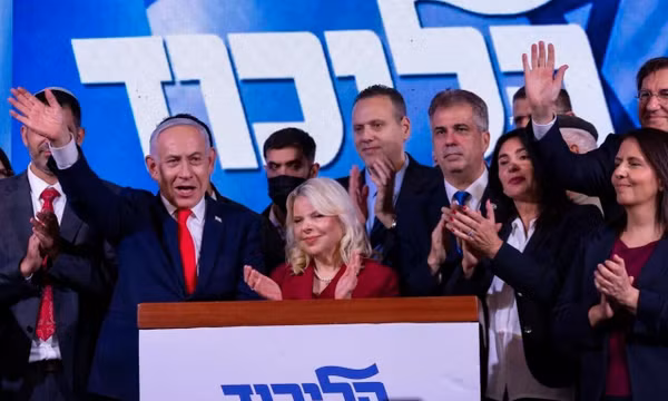 Thủ tướng Benjamin Netanyahu, Chủ tịch đảng Likud, vẫy tay tại trụ sở tranh cử của đảng Likud, sau cuộc bầu cử sáng 28/10/2026. Ảnh: Times of Israel