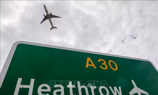 Máy bay cất cánh từ sân bay Heathrow ở thủ đô London, Anh. Ảnh: THX/TTXVN