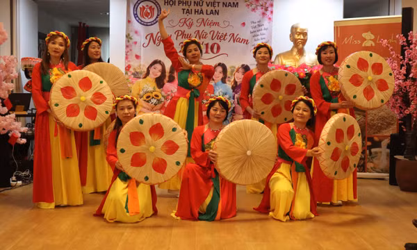 Tham gia lễ hội, nhiều chị em và nhiều nhóm có nhiều tiết mục đặc sắc. Ảnh: Đại sứ quán Việt Nam tại Hà Lan