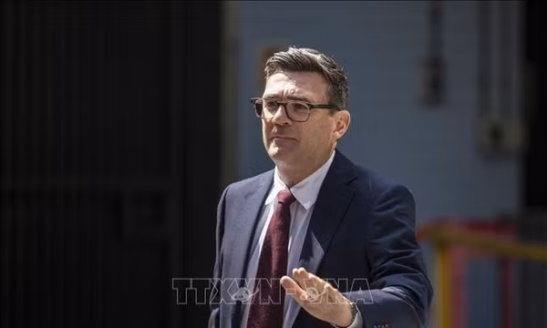 Thủ tướng Anh Andy Burnham tới cuộc họp của Công đảng ở London, Anh. Ảnh: THX/TTXVN